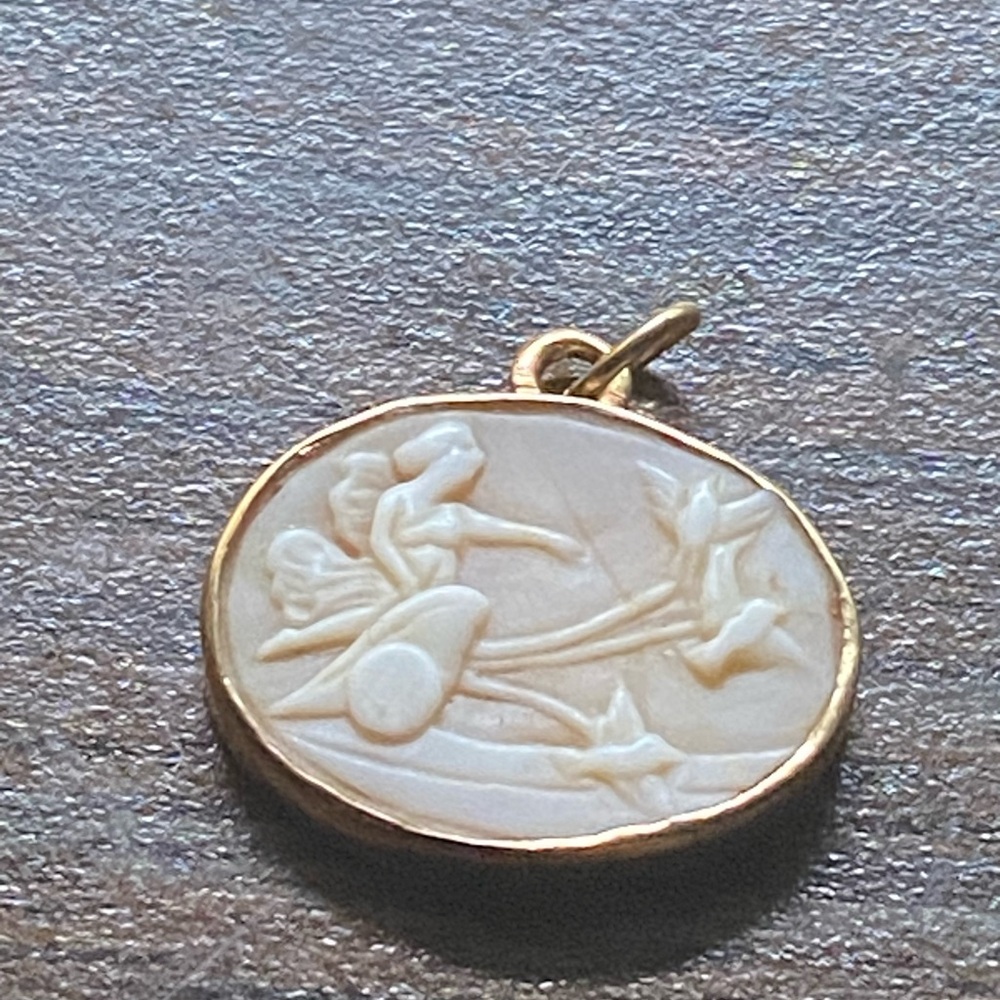 14k yellow gold cameo Venus Pendant - Picture 5 of 12